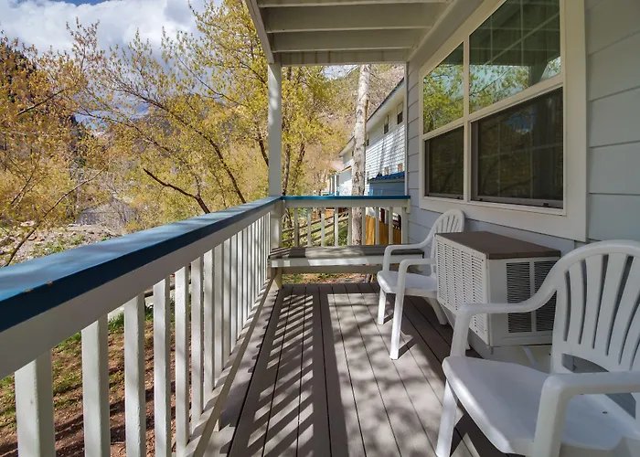 Twin Peaks Lodge & Hot Springs