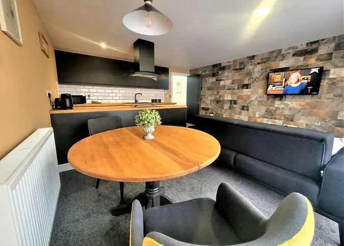 New County Hotel & Serviced Apartments By Roomsbooked
