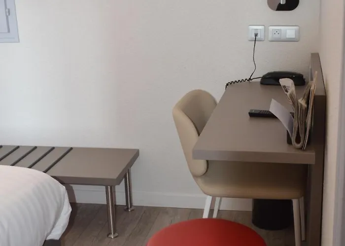 Logis Hotel Du Parc-Restaurant - Le Rouget De Lisle