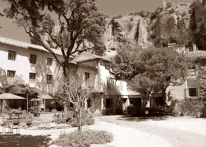 Hotel Et Restaurant Le Manoir - Echangeur A7-A9 - 24H-24H