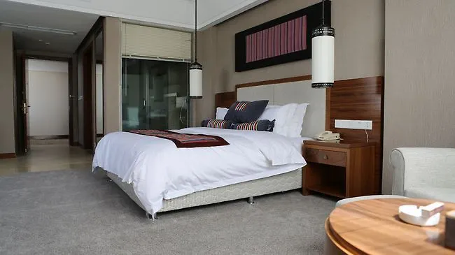 Qo Mo Lang Zong Tibet Theme Hotel