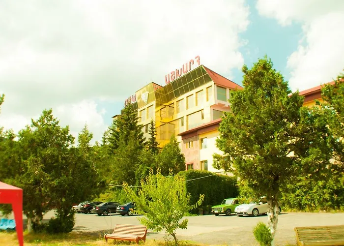 Vosku Ashxarh Hotel