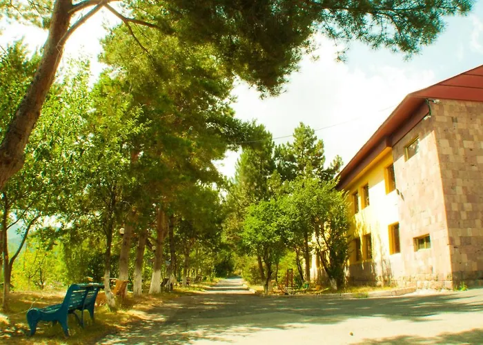 Vosku Ashxarh Hotel